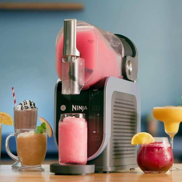 Ninja SLUSHi Machine à boissons glacées, granités, cocktails, frappés, milkshakes et jus glacés, vu sur TikTok, sans glace ni préparation requises, capacité 1,9 l, bleu et gris FS301EU