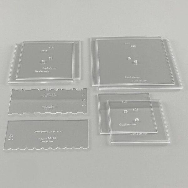 CAKESAFE Lot de 3 disques carrés en acrylique pour décoration de gâteaux - 15,9 cm, 21 cm, 26 cm (2 disques par taille), grattoirs à glaçage de 5,1 à 20,3 cm avec 1 bord grattoir et 3 motifs de peigne