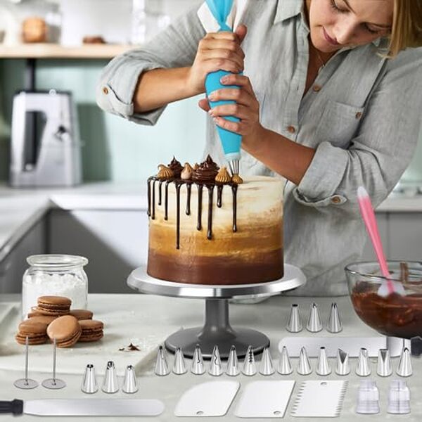 Explorez chaque détail du kit de décoration de gâteau de 33 pièces en aluminium de la marque uten : efficacité, design et performances pour des créations pâtissières réussies.