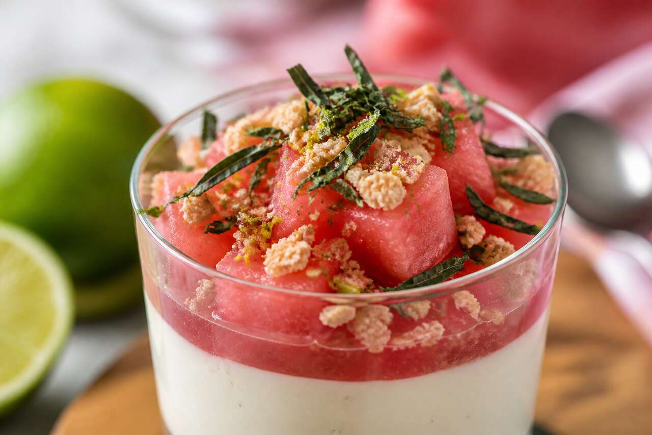 Recette de verrine panna cotta verveine et pastèque crumble
