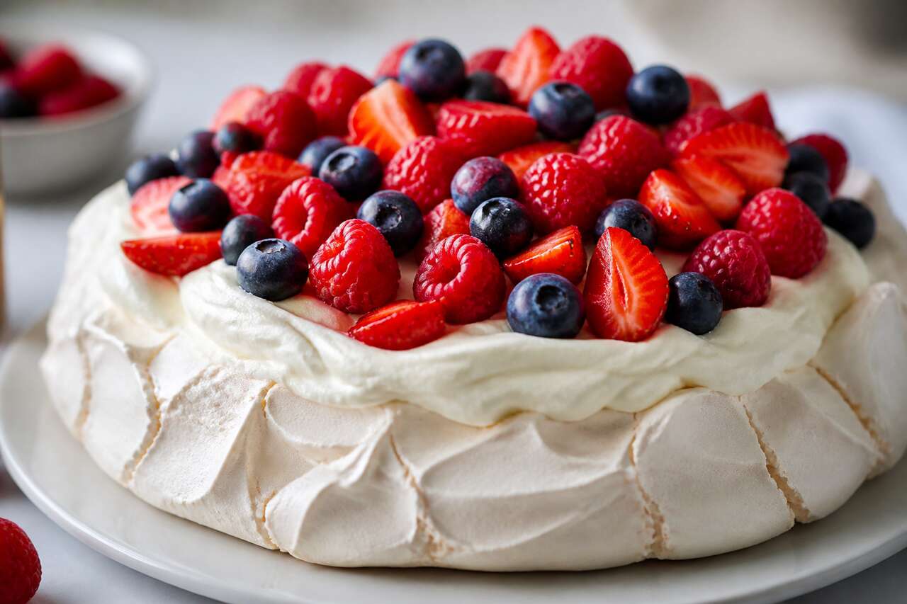 Pavlova aux fruits rouges : recette gourmande et chantilly maison