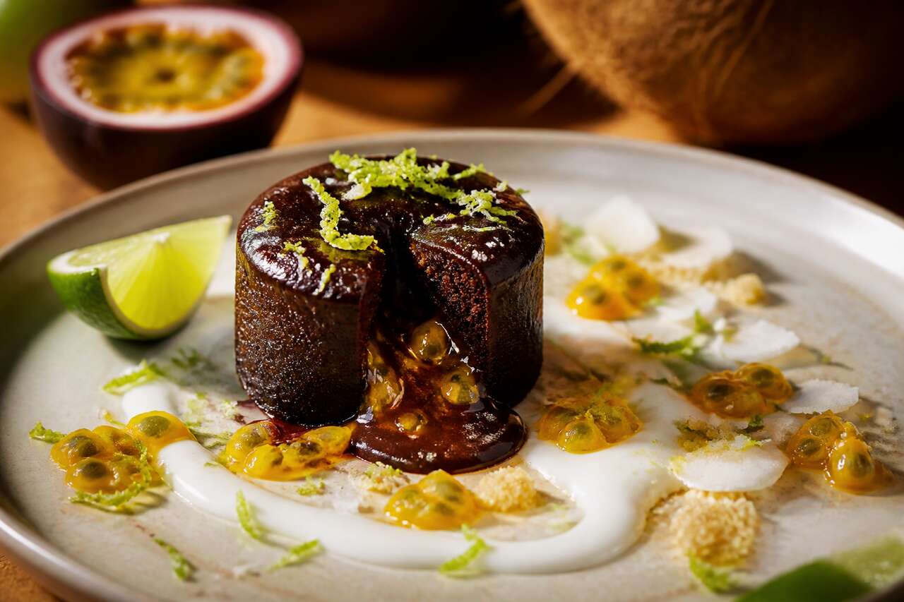 Mini-moelleux chocolat passion, croustillant citron vert, crème coco