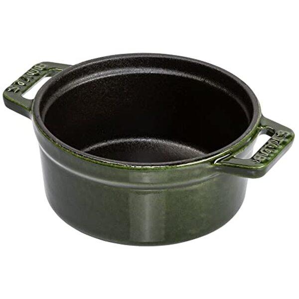Découvrez notre test détaillé de la mini cocotte Staub 10 cm en fonte émaillée : performances, avantages et inconvénients de ce petit ustensile de cuisine haut de gamme.