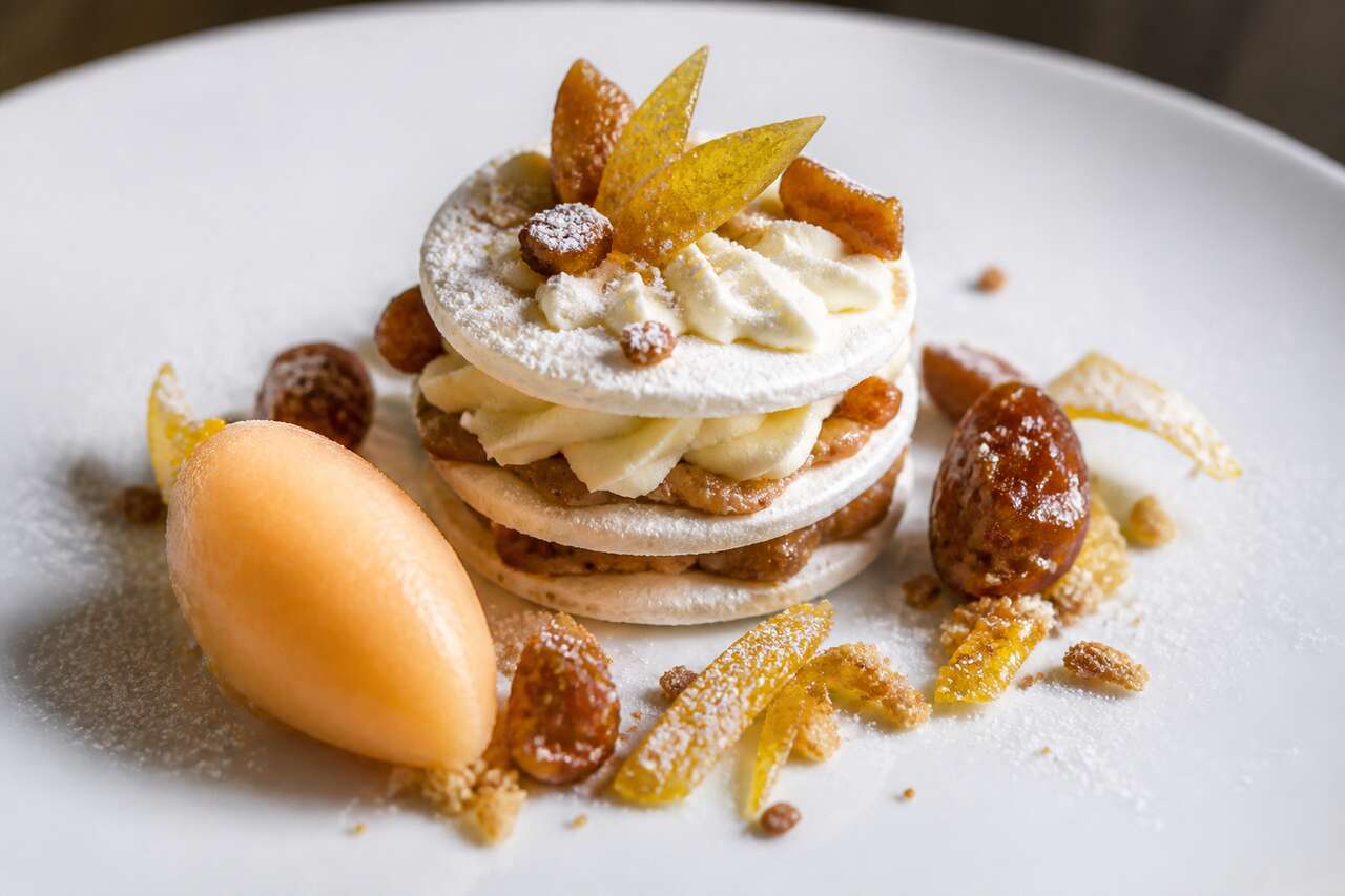 Vacherin au marron glacé : sorbet coing et meringue parfumée à la main de bouddha par Kirk Whittle